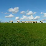 Отель Landquartier Schwesing